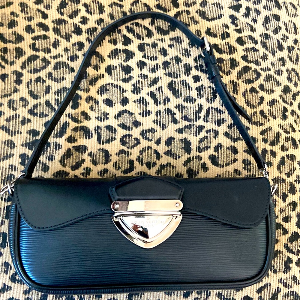 Louis Vuitton Epi Montaigne noir shoulder bag. Nearly perfect! W/ dust bag.